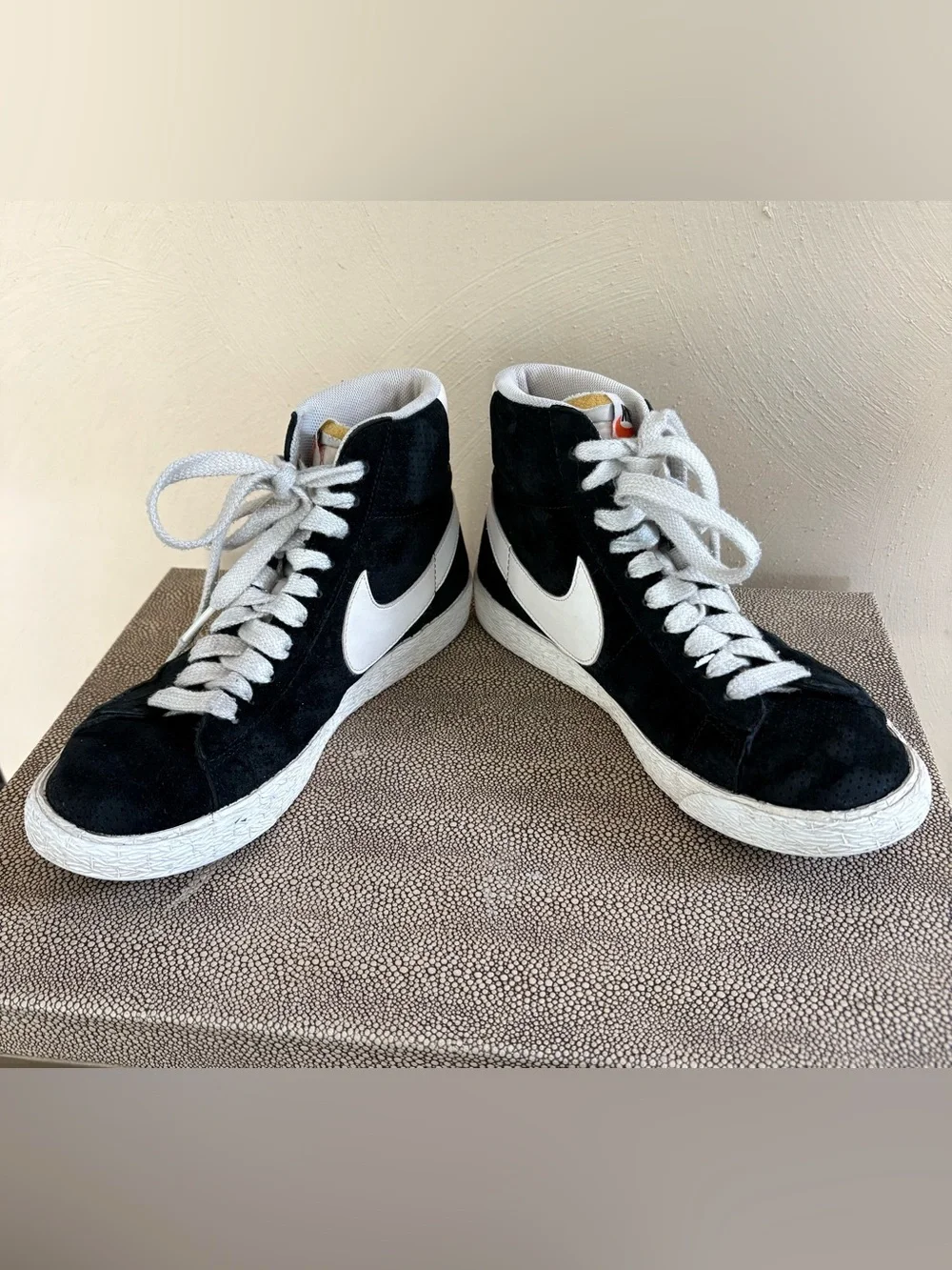 Nike Vintage Women Black & White High w Emerald Soles!!!  Size7.5